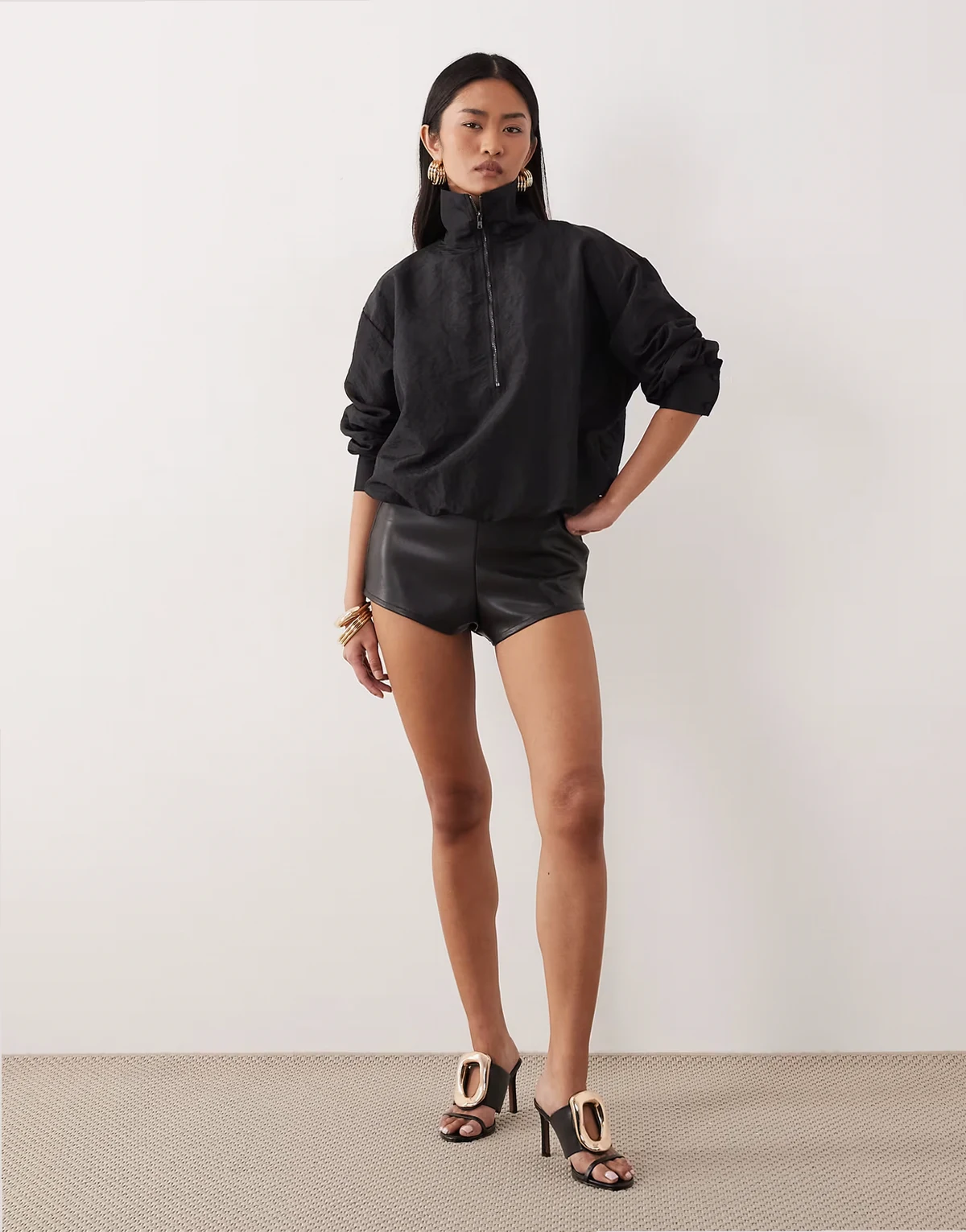 – Superkurze Shorts aus Kunstleder in Schwarz
