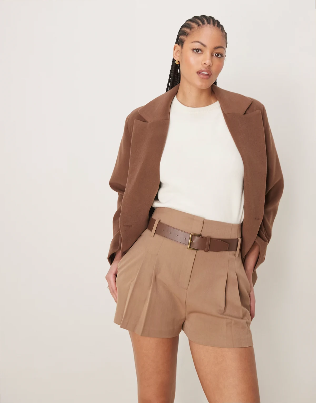 Tall – Elegante Shorts in Schokobraun mit hohem Bund und Kunstleder-Gürtel