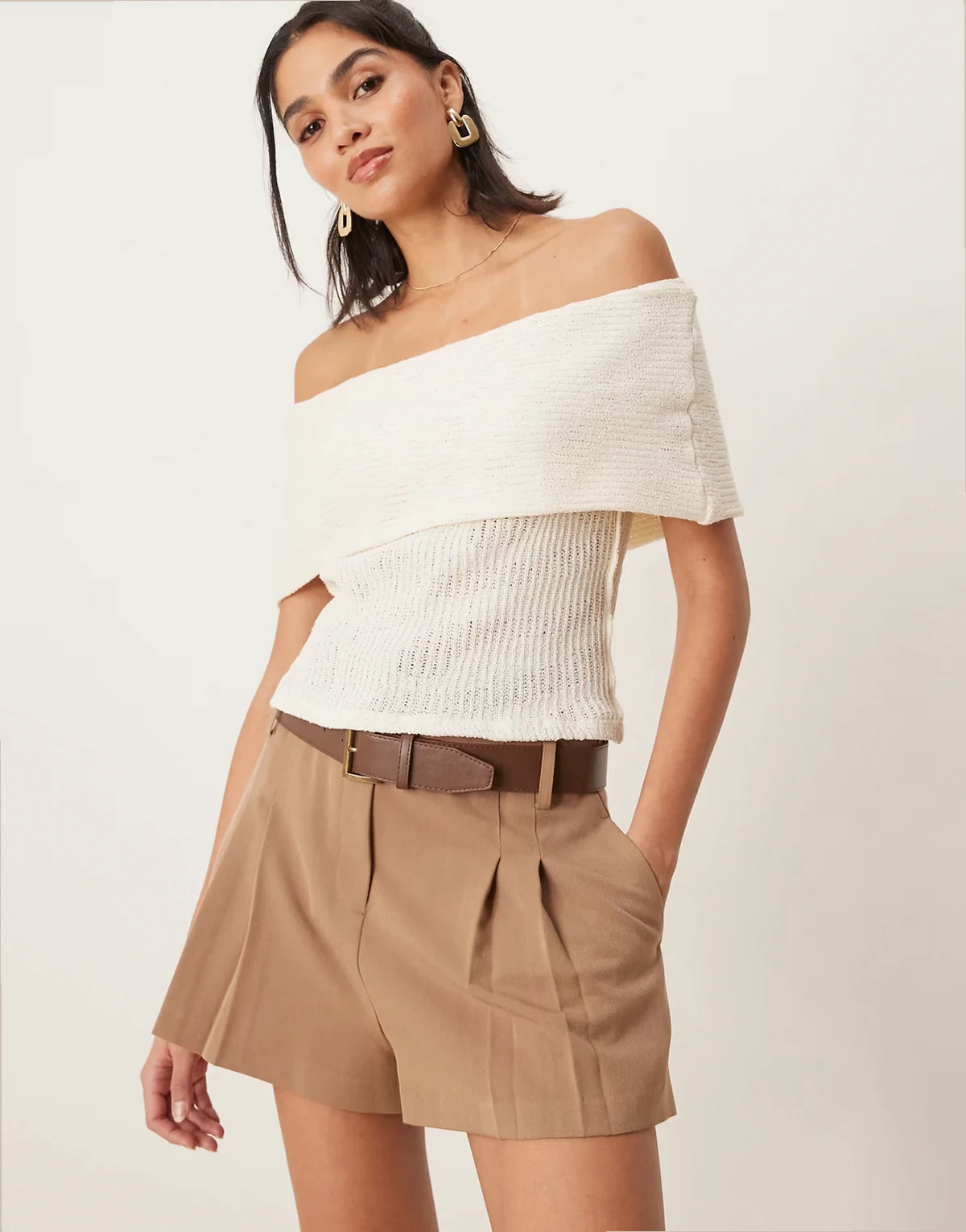 – Elegante Shorts in Mokka mit hohem Bund und Kunstleder-Gürtel