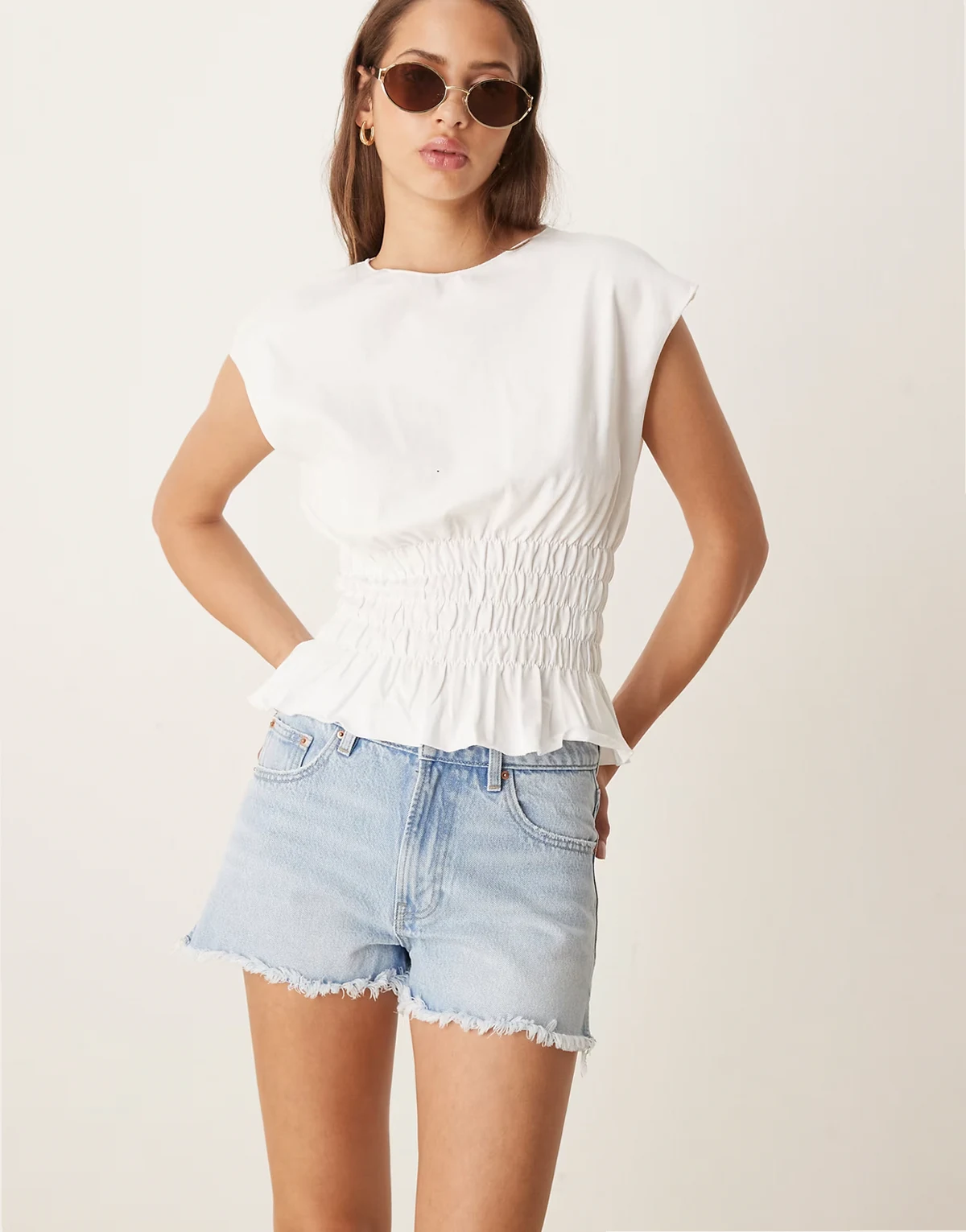 – Shorts aus Denim in hellblauer Waschung mit ausgefranstem Saum