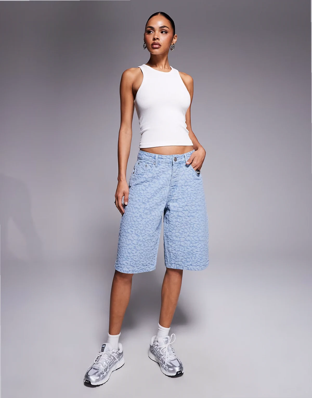 – Niebieskie jeansowe jortsy w panterkę