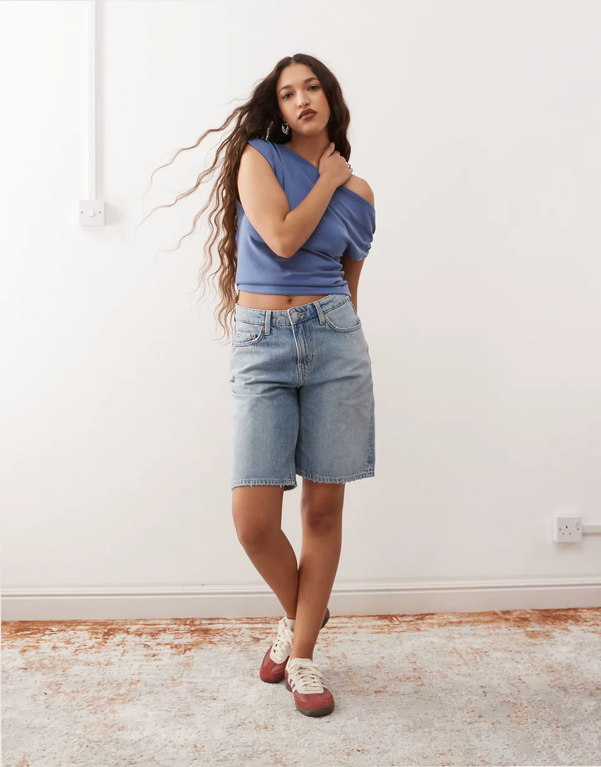 – Knielange Jeans-Shorts in Blau mit niedrigem Bund