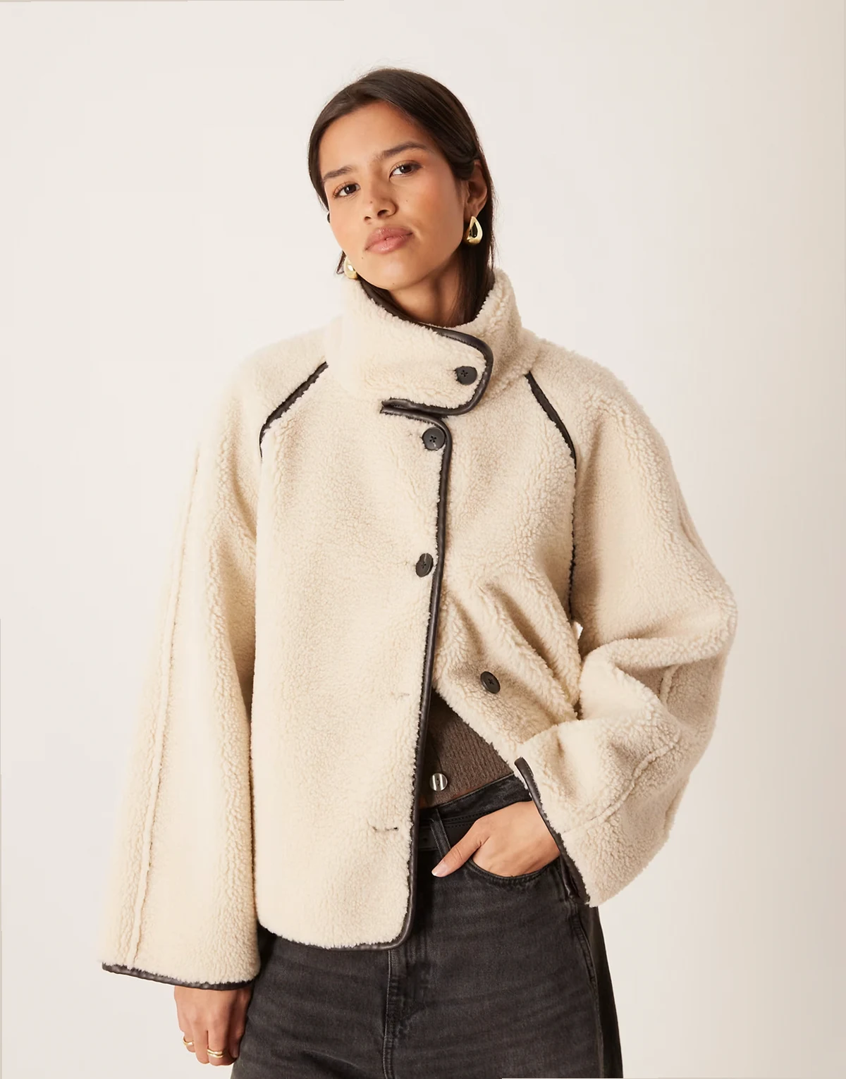 – Teddyfell-Wendejacke in Beige mit Oversize-Schnitt und hohem Stehkragen