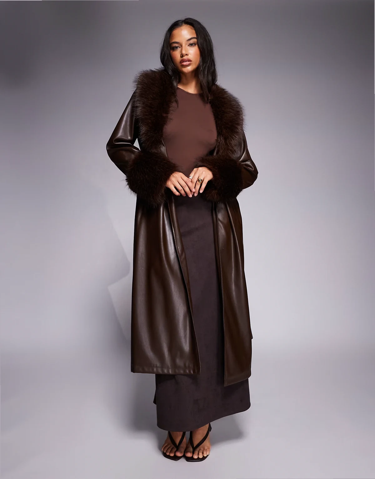 – Exclusive – Maxi-Mantel aus Kunstleder in Schokobraun mit Kunstpelzbesatz