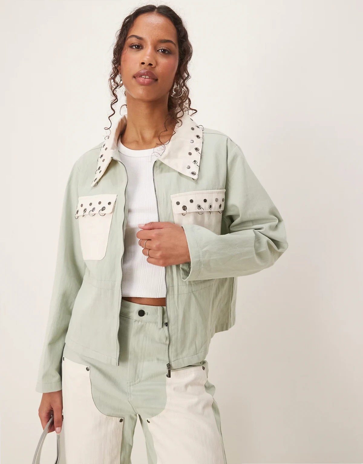 – Jasnozielona kurtka jeansowa z kontrastowymi elementami