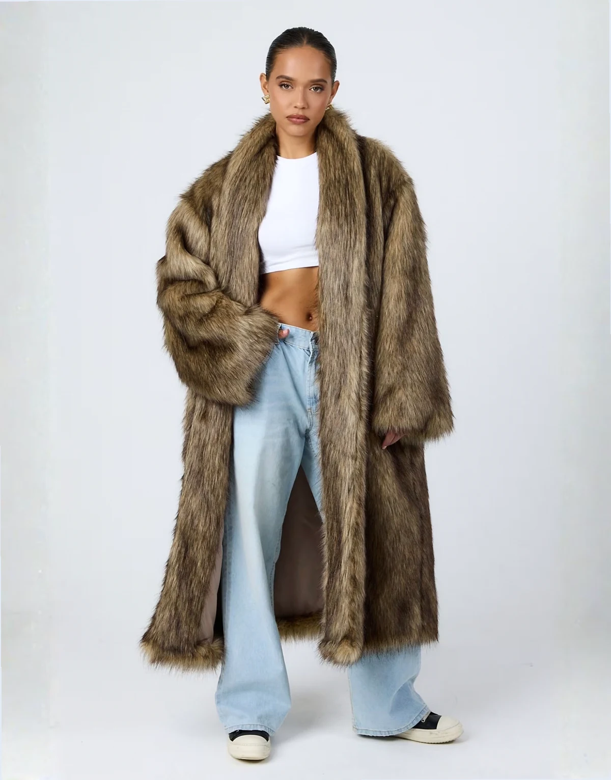 – Kragenloser Longline-Mantel aus farblich abgesetztem Kunstpelz in Braun mit Oversize-Schnitt
