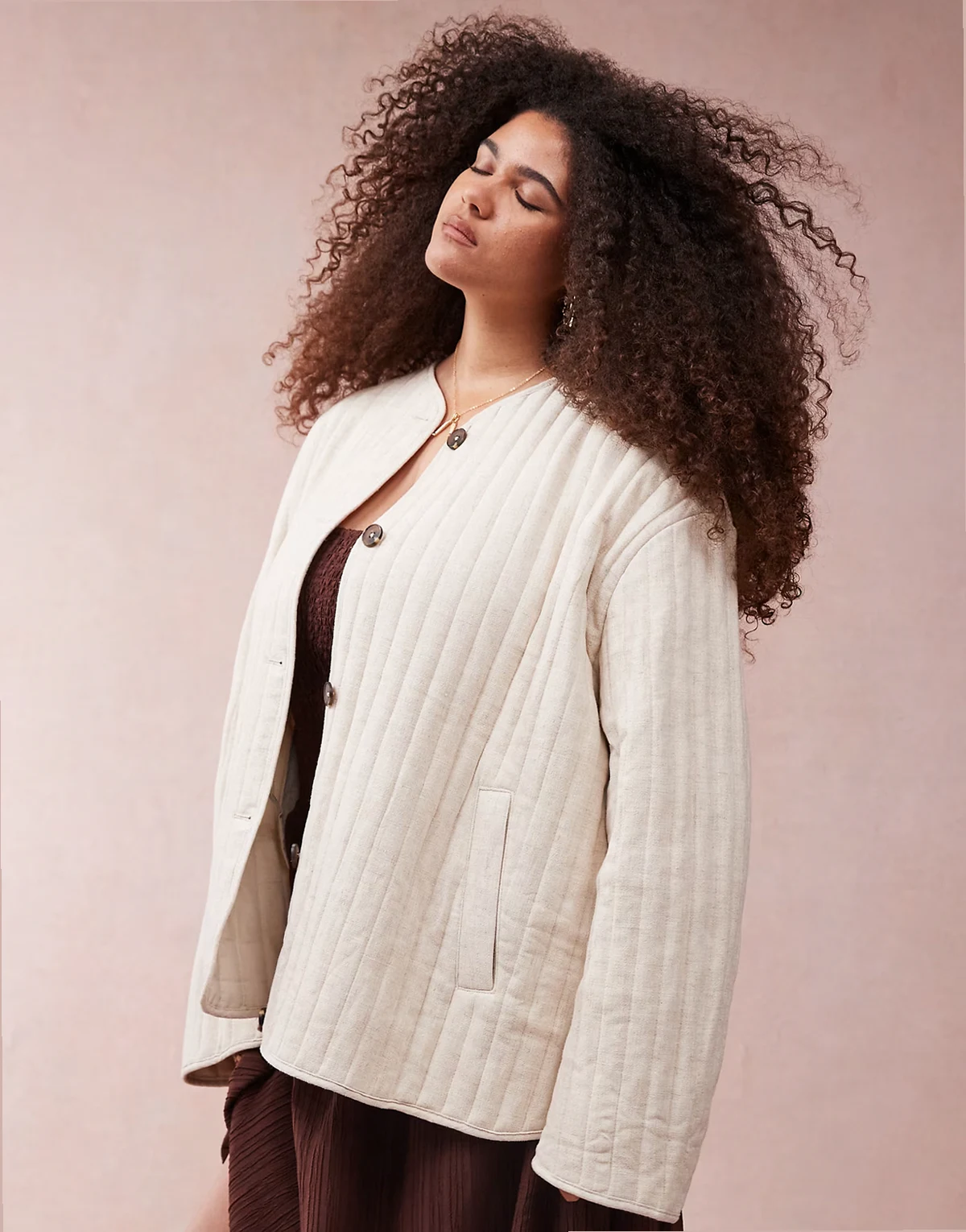 ASOS DESIGN Curve – Jasnobeżowa pikowana lniana kurtka bez kołnierza z rozcięciami na dole