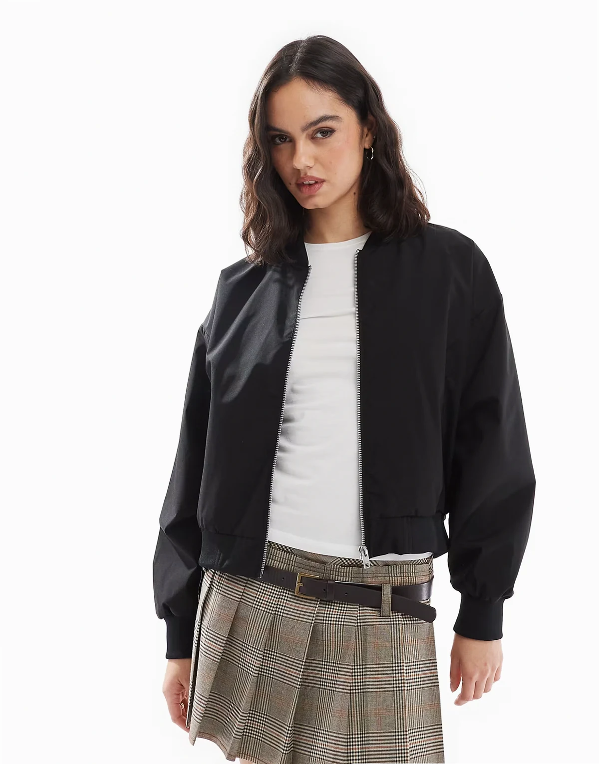 – Czarna kurtka bomberka