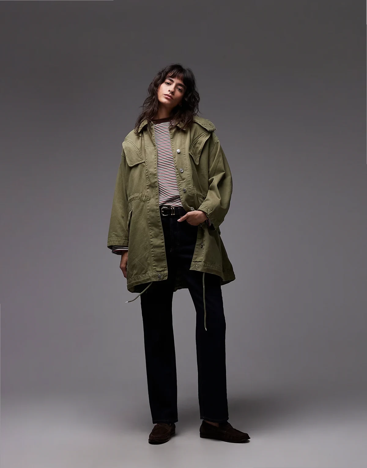 – Lekka parka w kolorze khaki z efektem sprania
