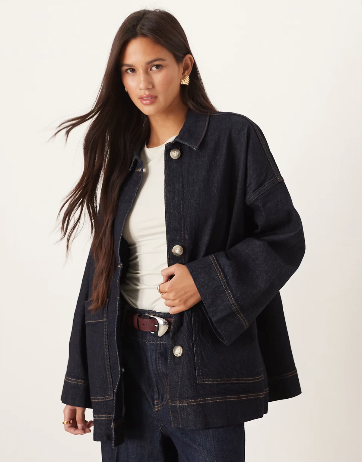 – Kastige Oversize-Jeansjacke im Trucker-Stil in dunkelblauer Rinse-Waschung