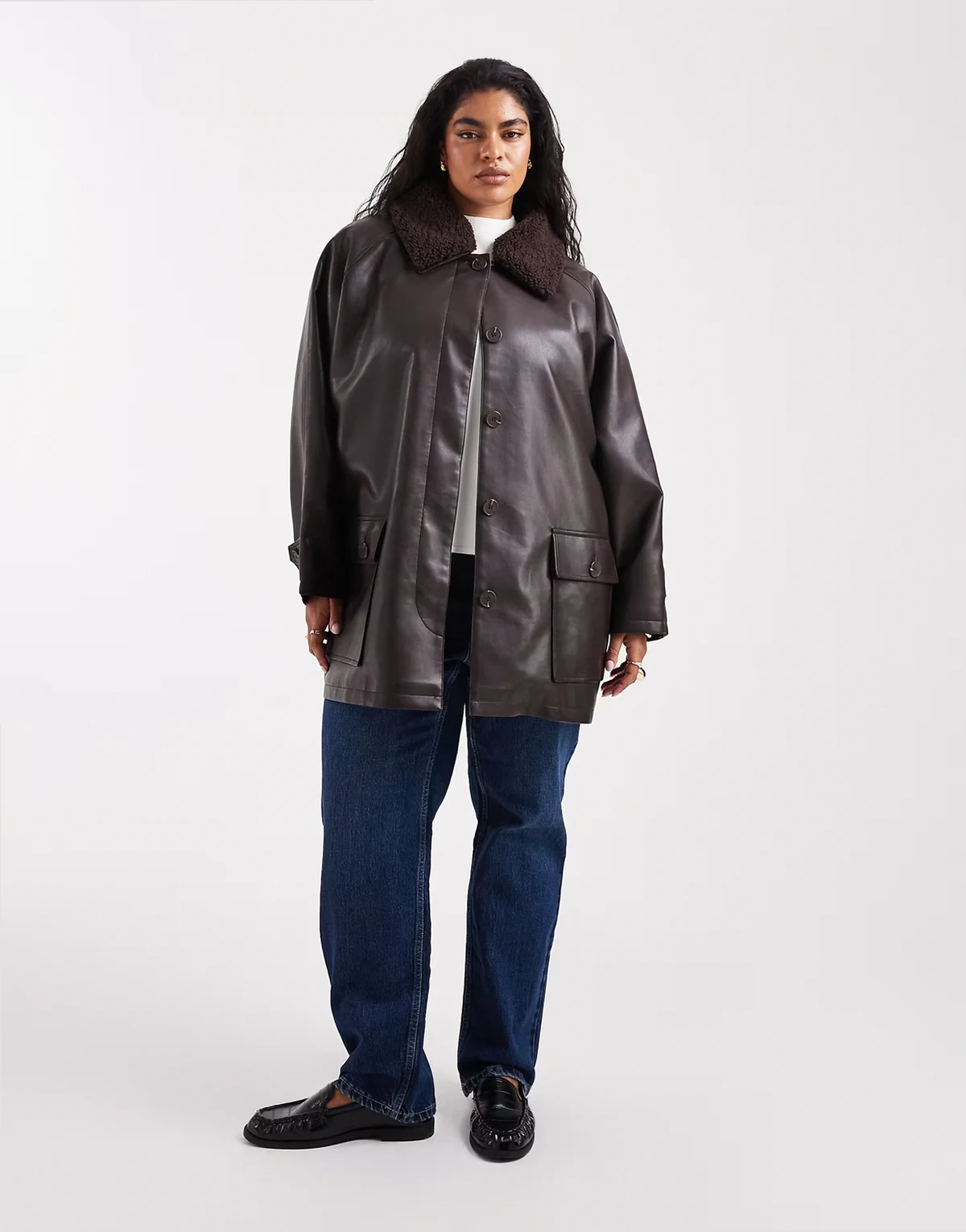 ASOS DESIGN Curve – Czekoladowa zwężana w talii kurtka z imitacji skóry z kołnierzem ze sztucznego kożuszka