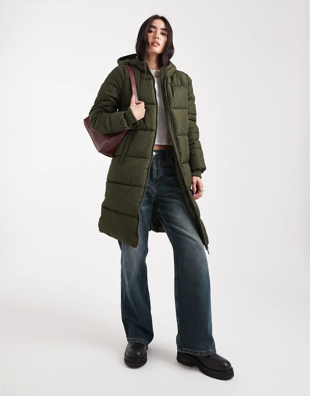 – Ocieplany płaszcz o wydłużonym fasonie z kapturem w kolorze khaki