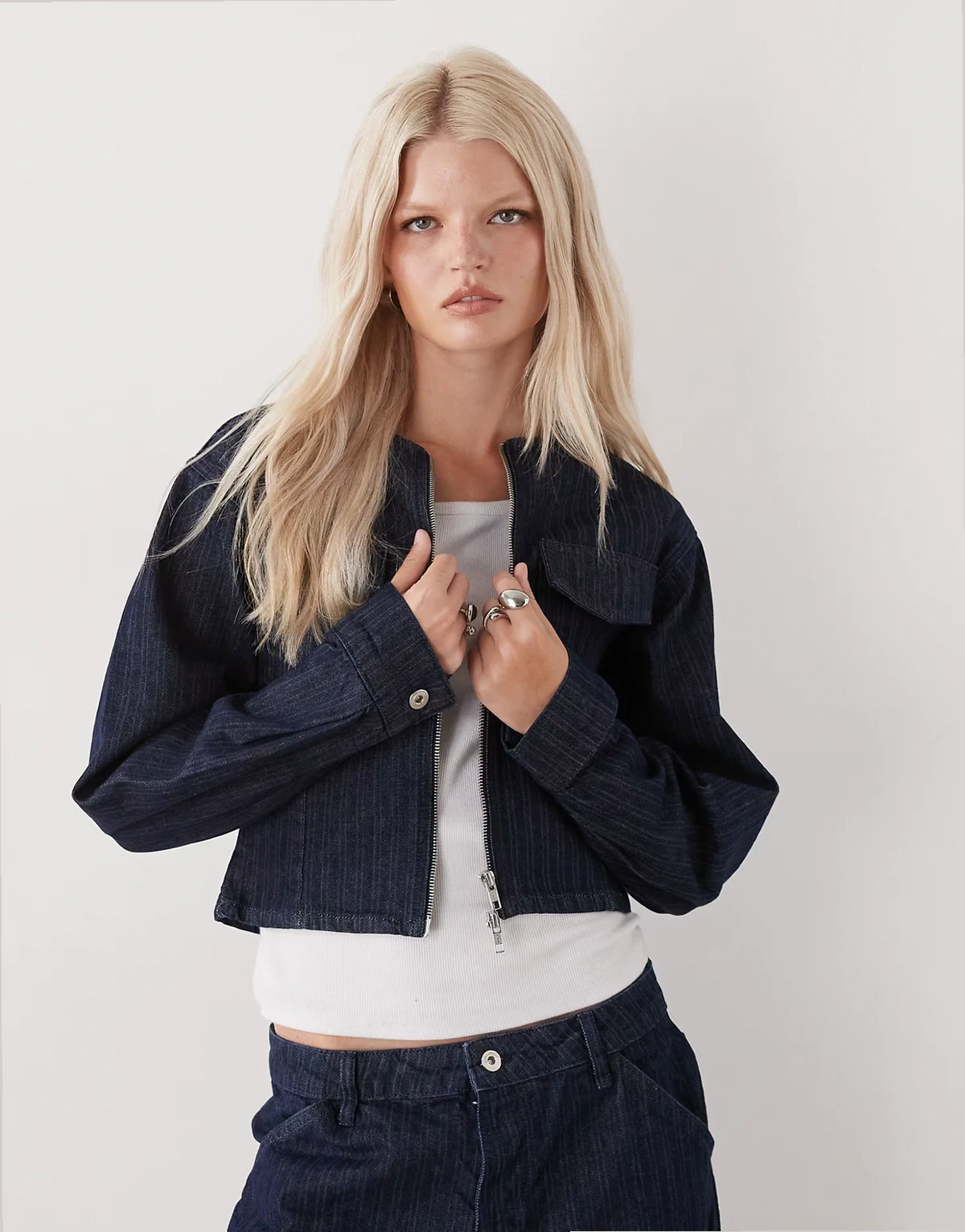 – Blaue, figurbetonte Jeansjacke im 90er-Stil mit tiefer Taille und Streifen, Kombiteil