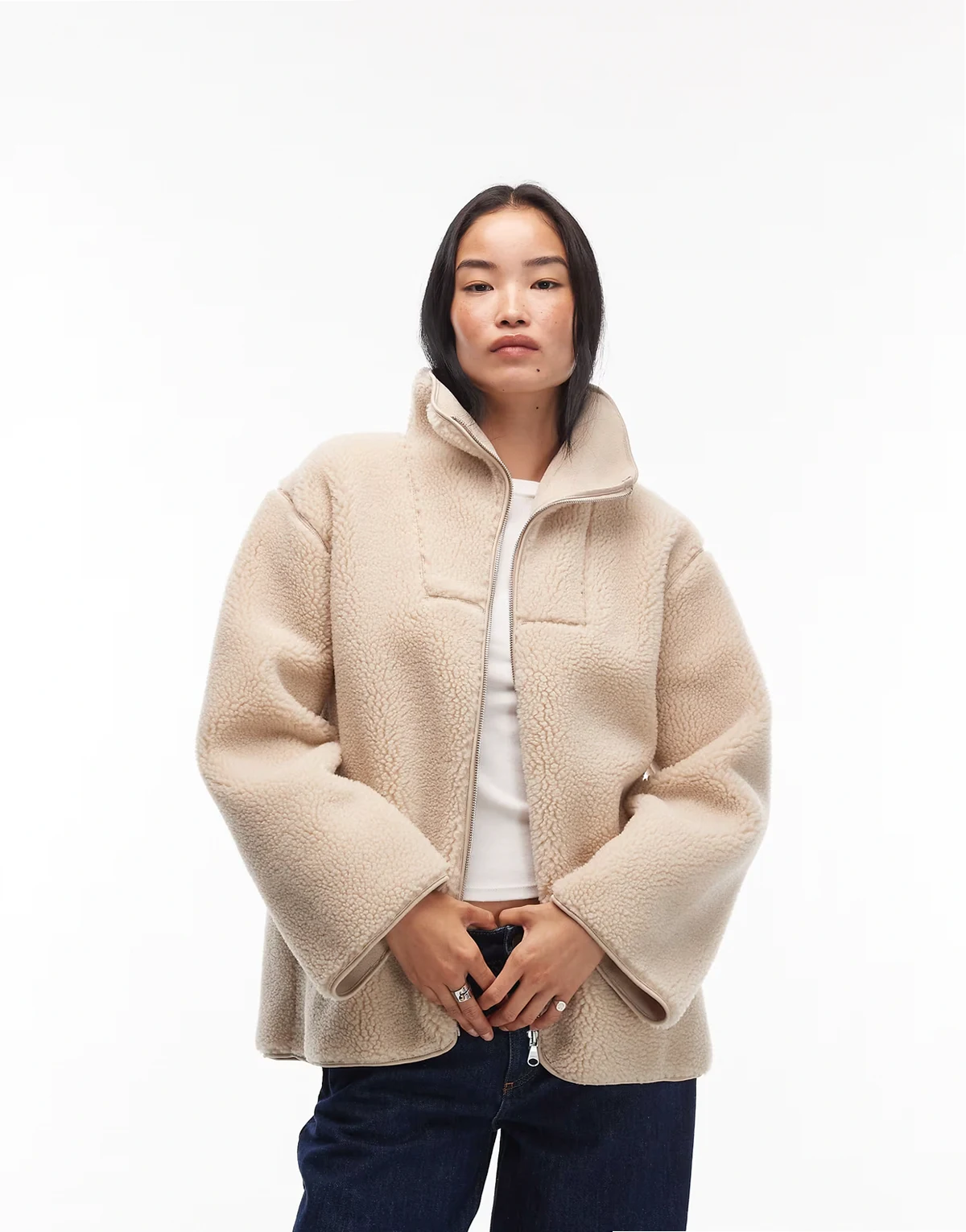 – Oversize-Jacke in Hellbeige aus Fleece und Lammfellimitat mit Trichterkragen