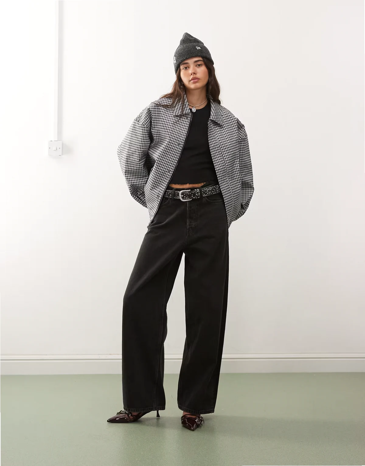 – Kenny – Granatowa kurtka bomberka oversize z kołnierzem we wzór w kratkę