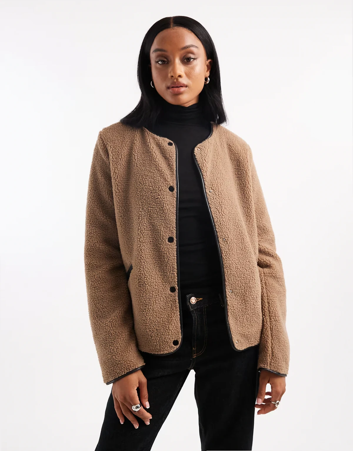 – Beżowa lekka kurtka z materiału typu misiek z kontrastowym wykończeniem