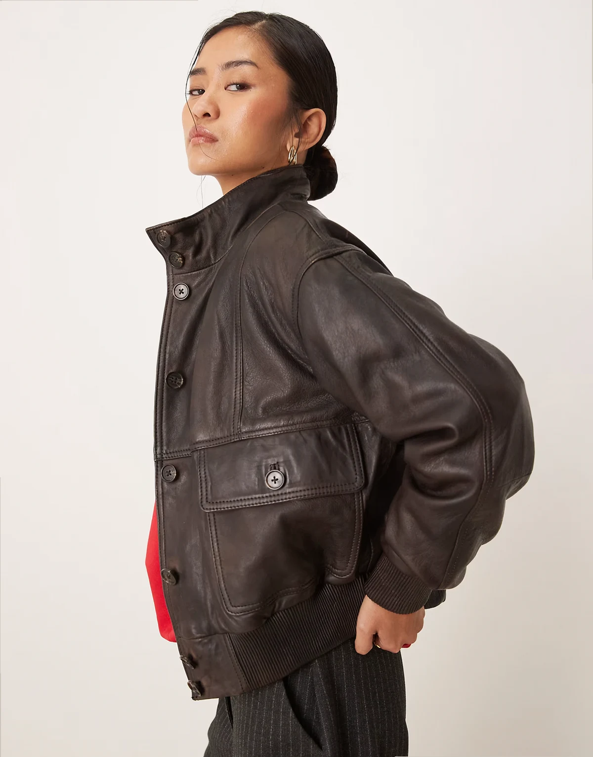 – Hochgeschlossene Jacke aus 100% Leder in Schokobraun