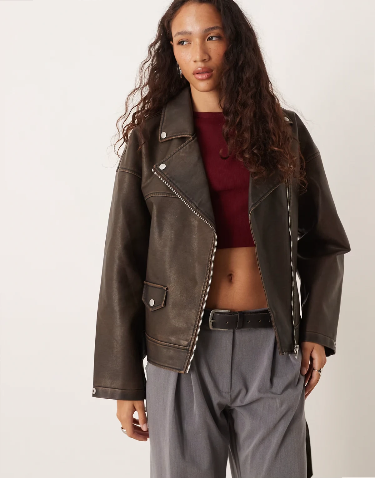 – Brązowa kurtka typu biker z imitacji skóry w stylu vintage