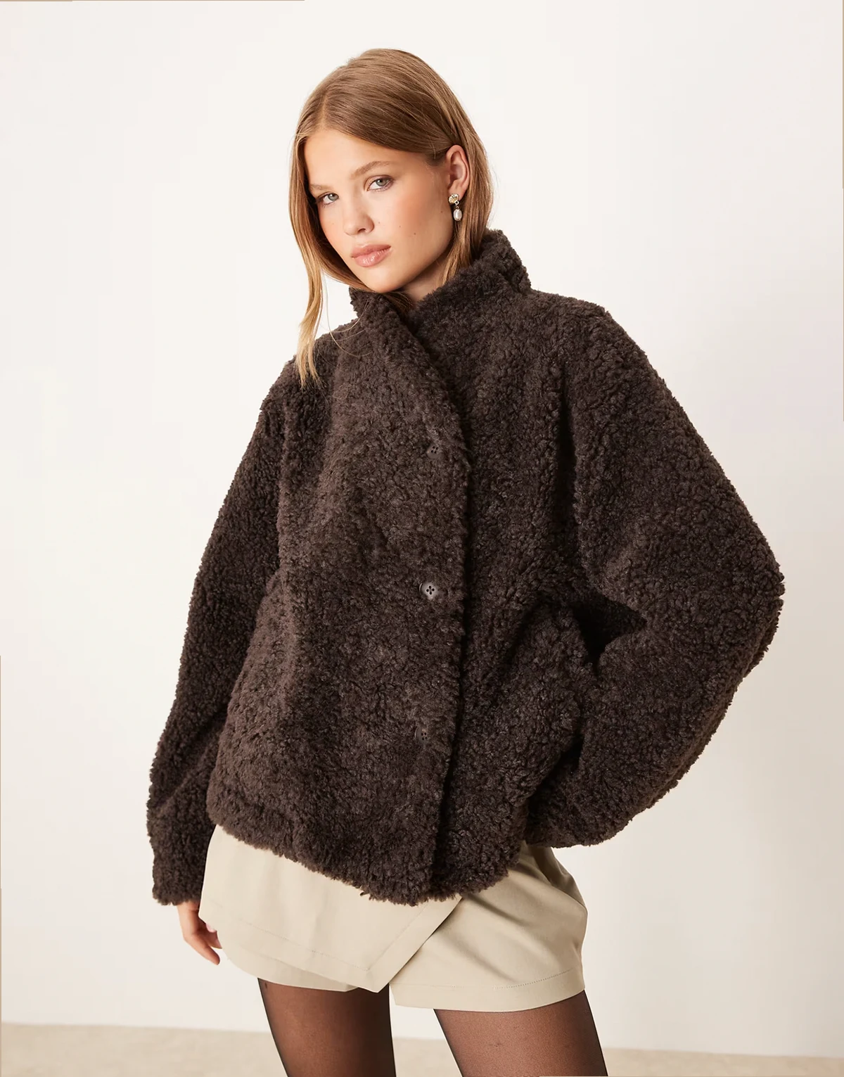 – Kurze Jacke aus Teddyfell in dunklem Maulwurfsbraun