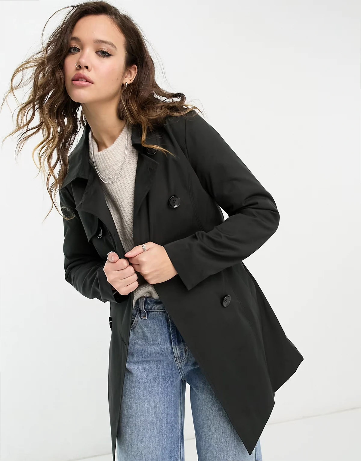 – Kurzer Trenchcoat in Schwarz mit Knopfdetail