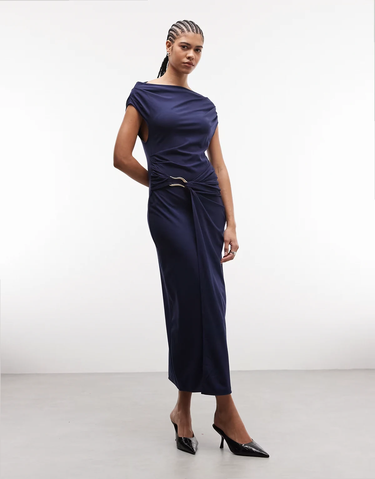 – Drapiertes Midikleid aus Jersey in Marineblau mit U-Boot-Ausschnitt und Schnallendetail