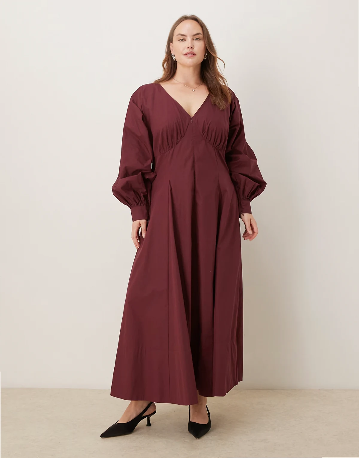 ASOS DESIGN Curve – Wiśniowa popelinowa sukienka maxi z dekoltem w kształcie litery V i długimi rękawami