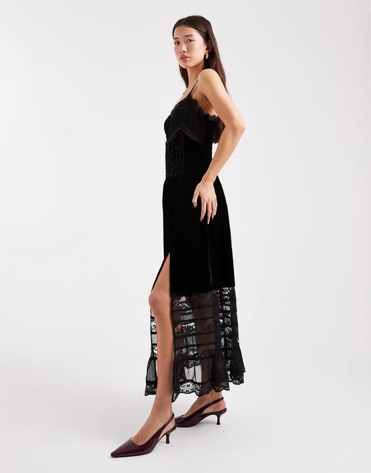 – Maxi-Trägerkleid aus Samt und Spitze in Schwarz