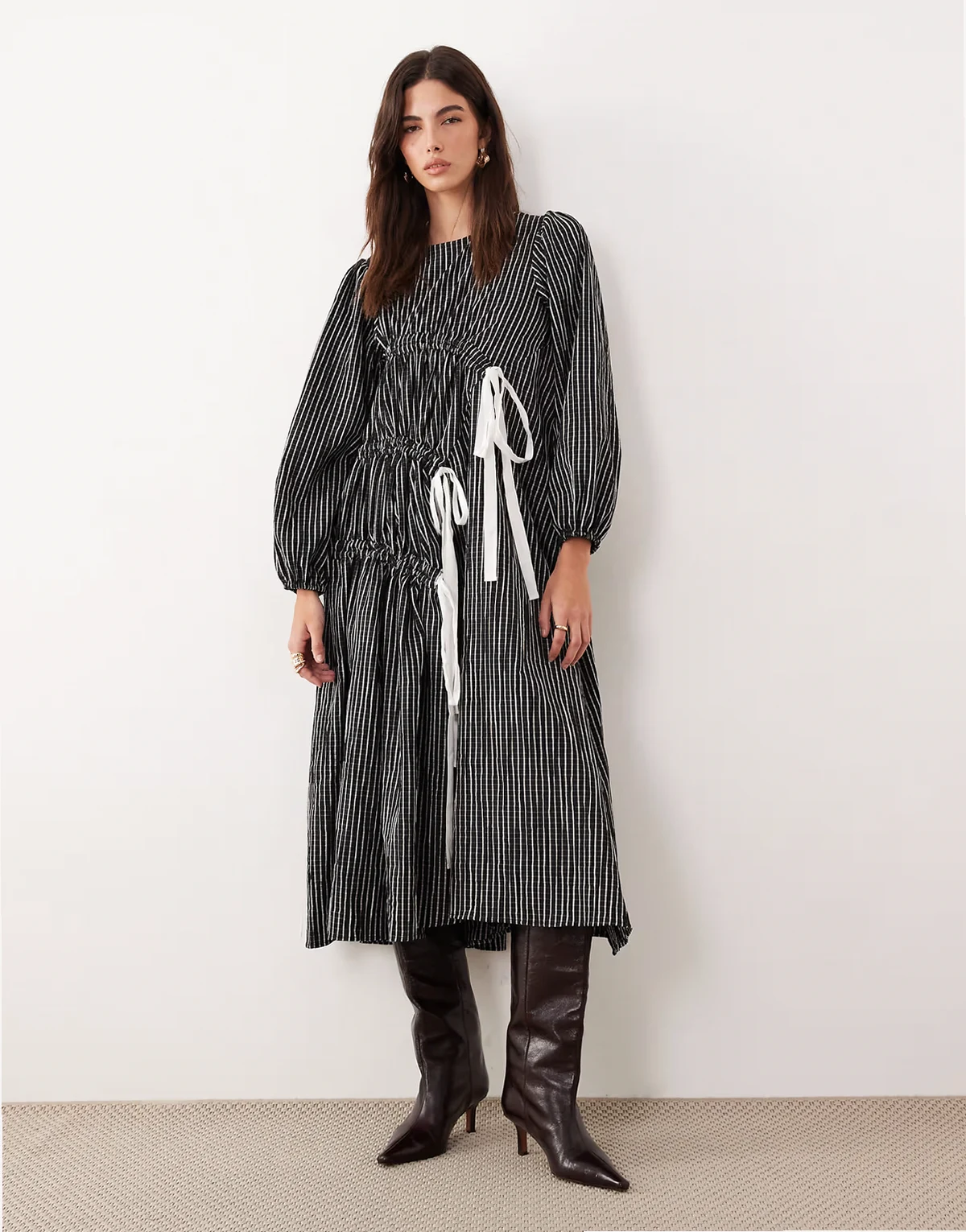 – Czarna bogata w bawełnę sukienka midi we wzór w paski z marszczeniem i ozdobnymi kokardkami