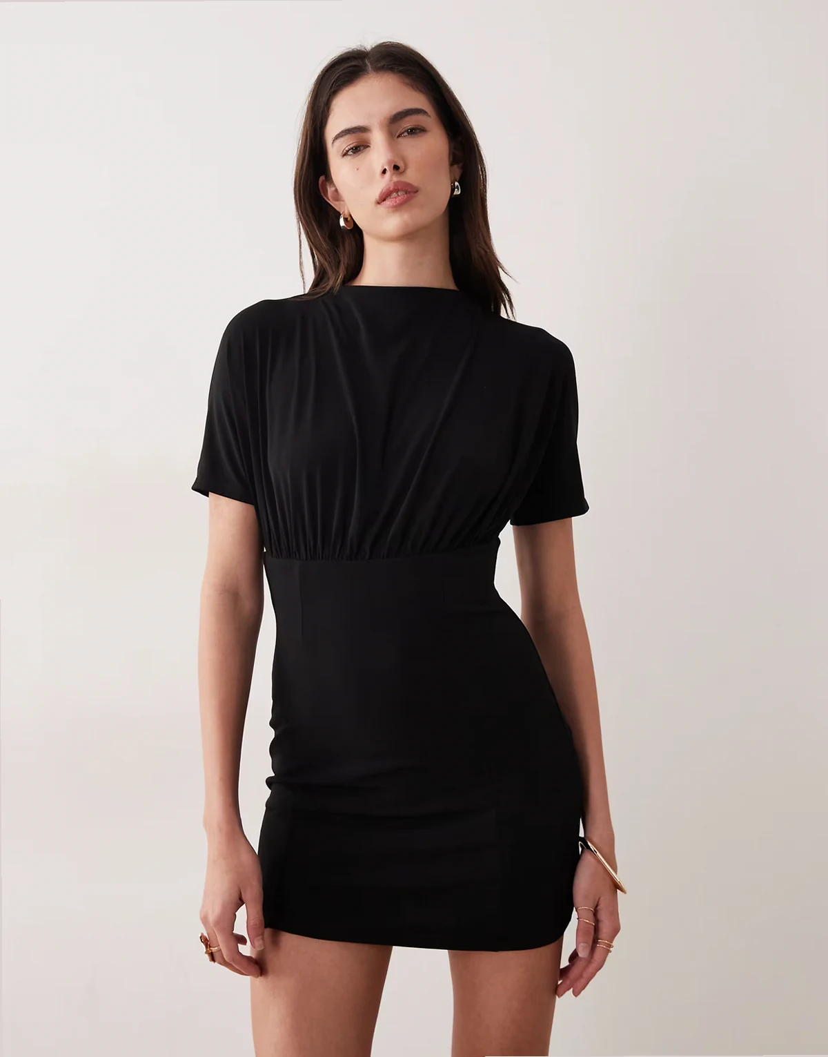 – Sukienka mini bodycon z krótkimi rękawami