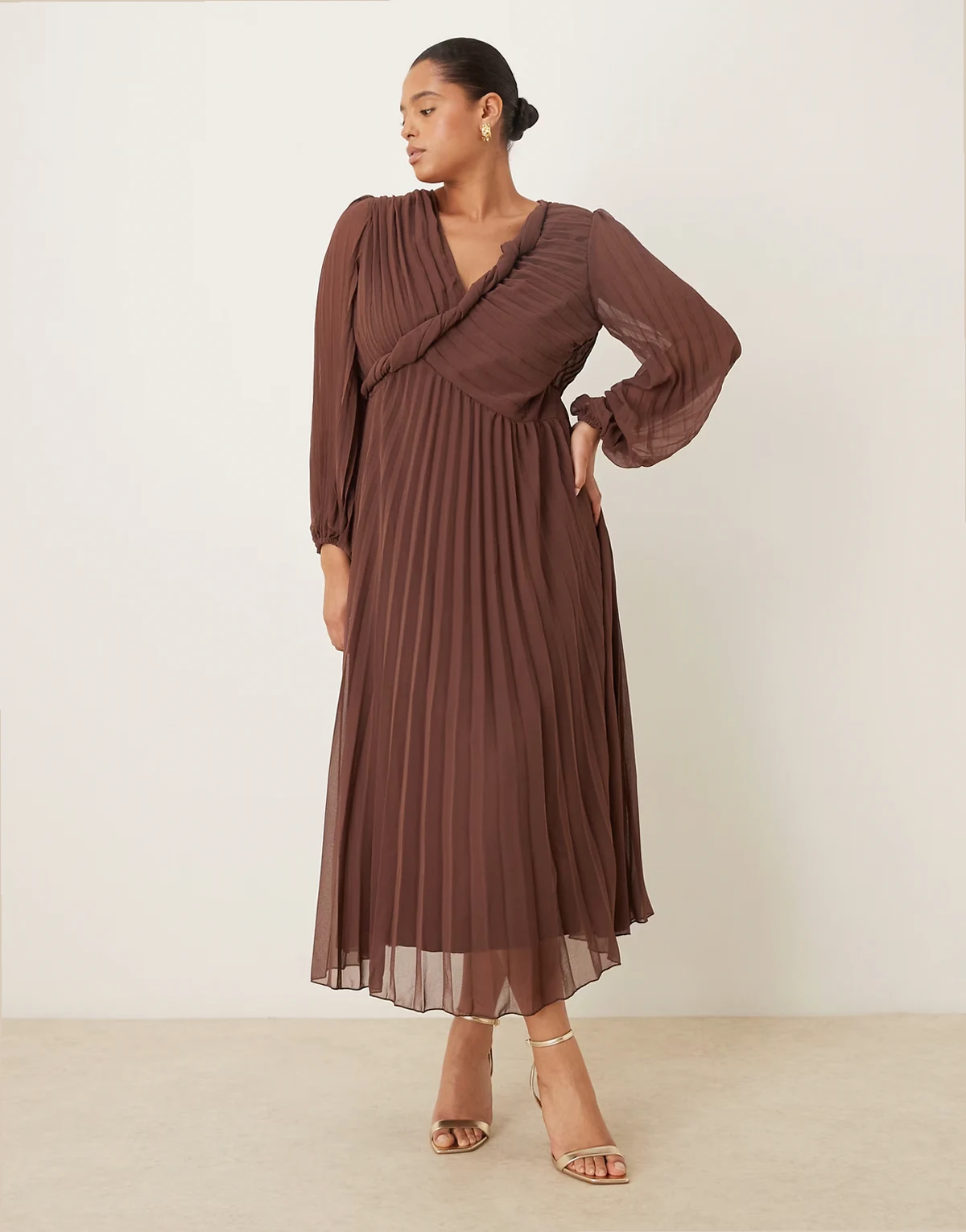 ASOS DESIGN Curve – Czekoladowa plisowana sukienka midi z kopertowym przodem i ozdobnym skręceniem