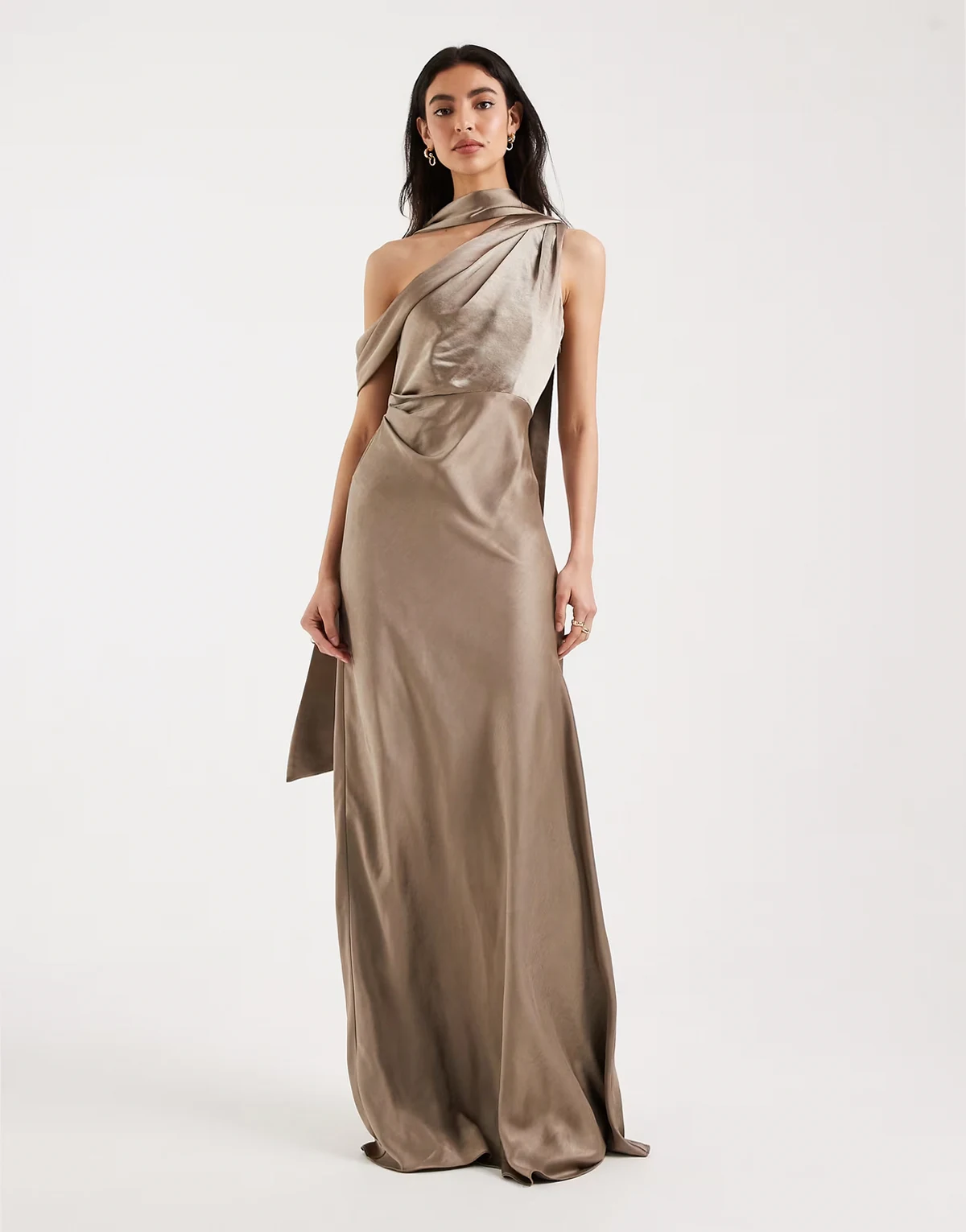 – Bridesmaids – Satin-Maxikleid in Mokka mit One-Shoulder-Träger und Schaldetail