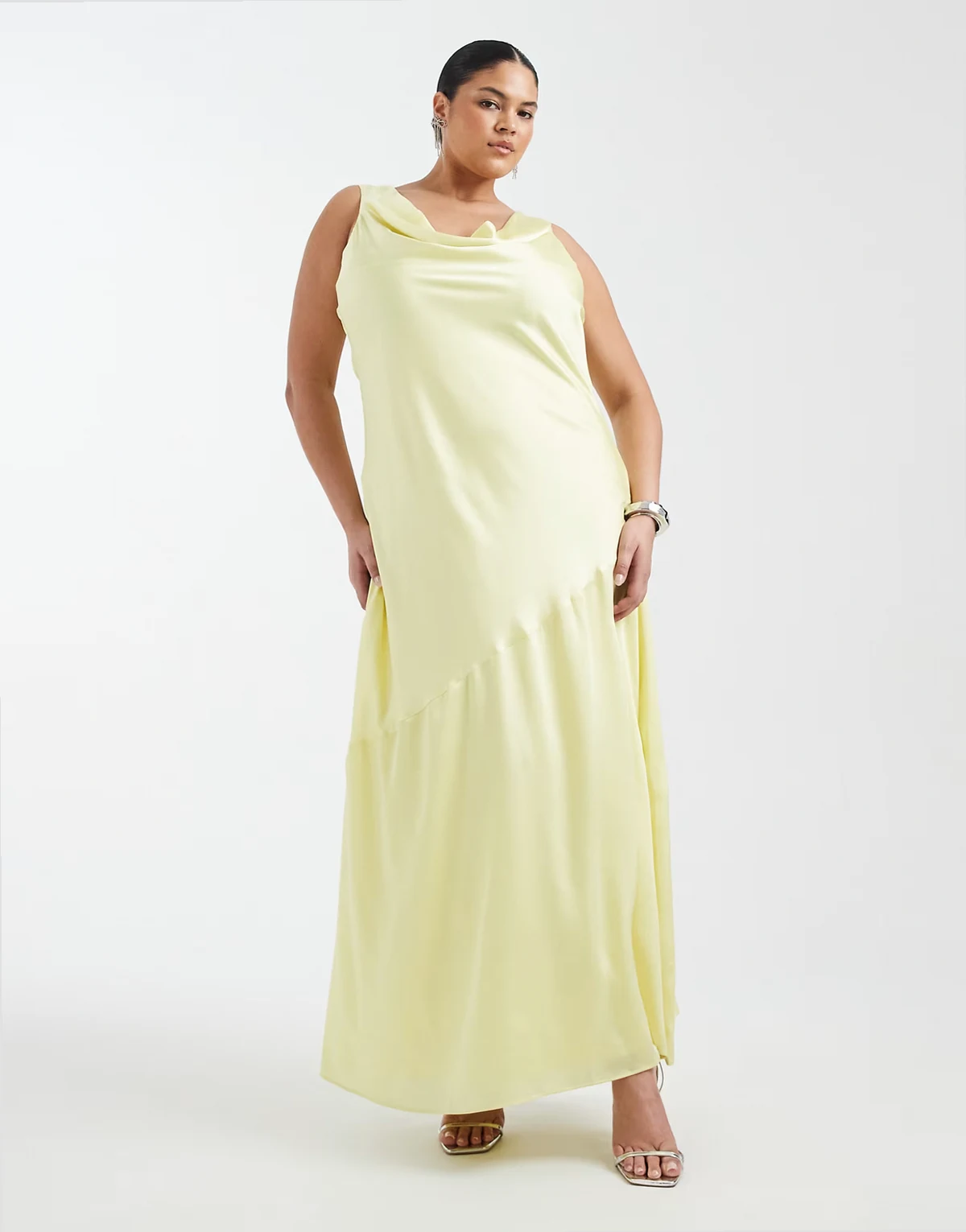 Bridesmaid – Kremowocytrynowa satynowa sukienka maxi z drapowanym dekoltem z przodu i z tyłu