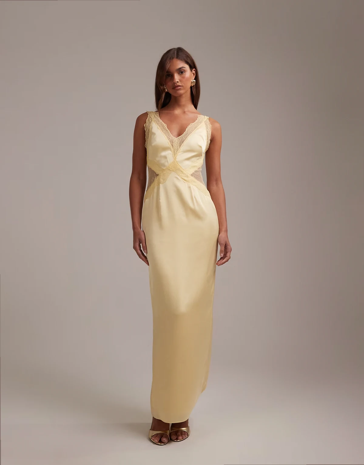 Bridesmaids – Bladożółta sukienka maxi z koronkową aplikacją