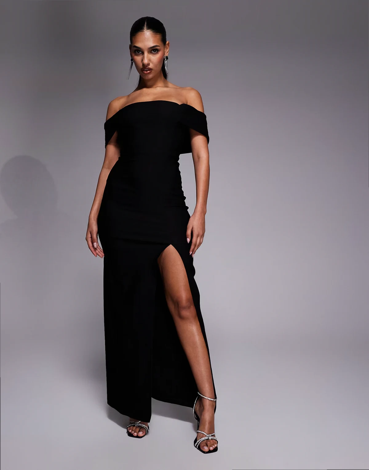 – Czarna sukienka maxi bodycon z bengaliny z szerokim dekoltem bardot i głębokim rozcięciem