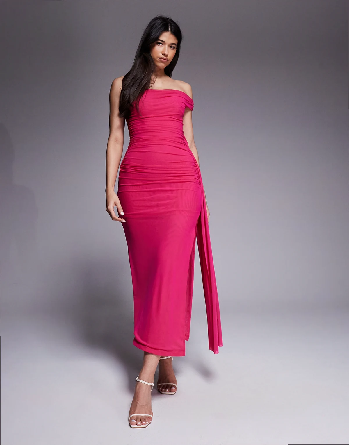 – Layana – Jaskraworóżowa marszczona sukienka midaxi na jedno ramię z siateczki ze skręconym detalem