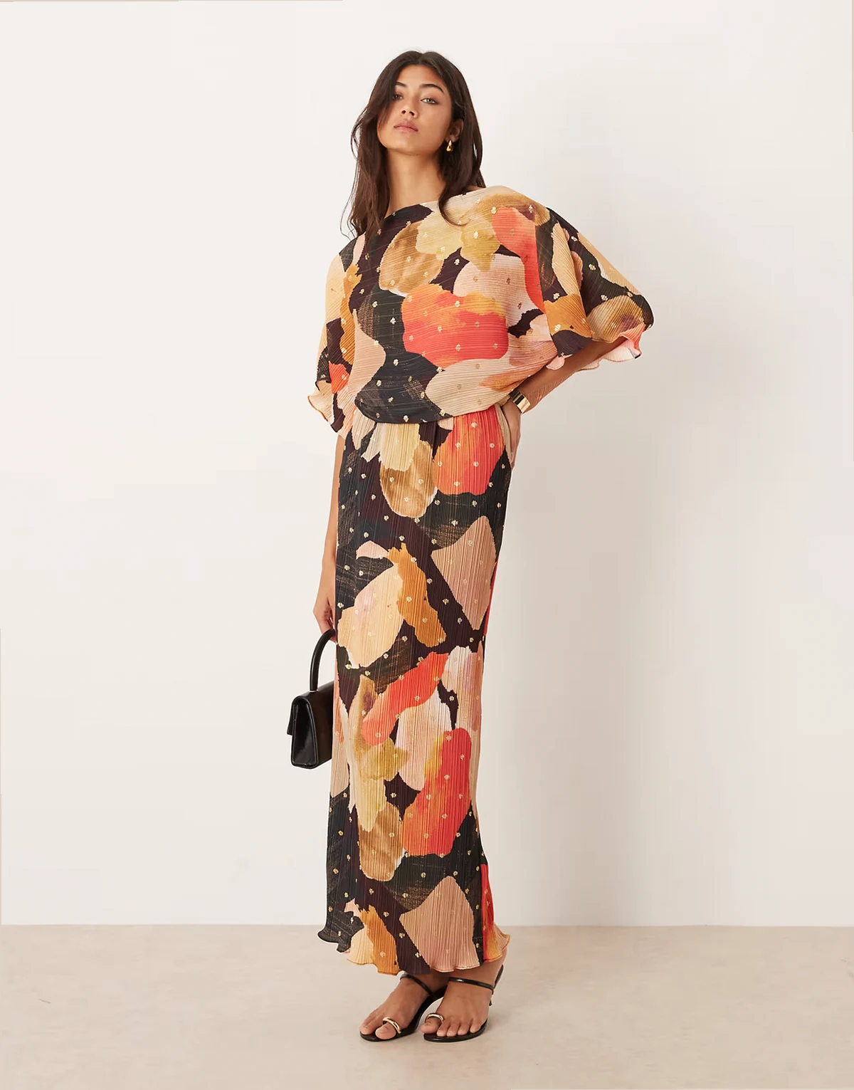 – Tilly – Plisowana sukienka maxi z odsłoniętymi ramionami z koralowo-brązowym nadrukiem ze złotymi foliowymi akcentami