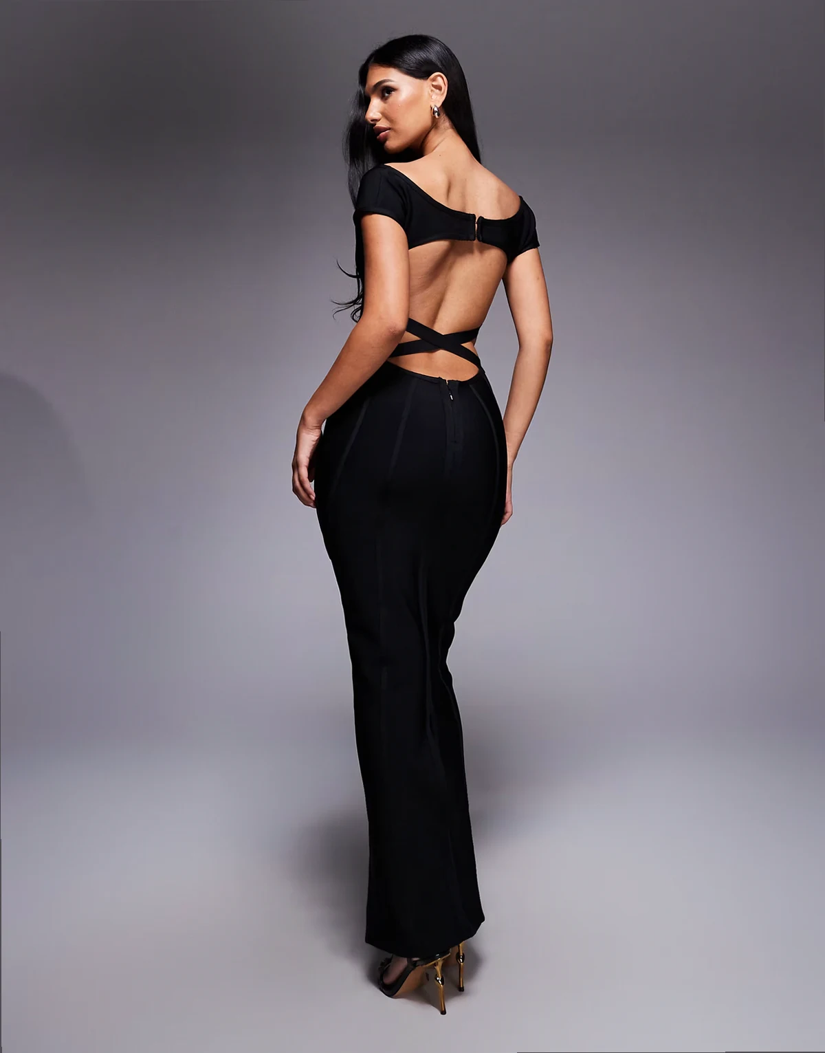 – Exklusives, hochwertiges, figurformendes Bandagen-Maxikleid in Schwarz mit Carmen-Ausschnitt und figurbetontem Schnitt