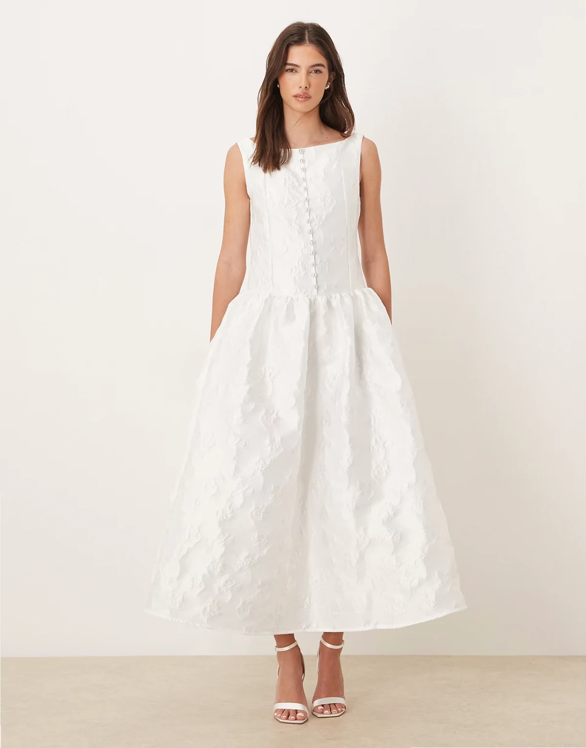 Dream Sister Jane – Exclusive – Maxi-Brautkleid aus Jacquard in Elfenbein mit U-Boot-Ausschnitt und Perlenknöpfen