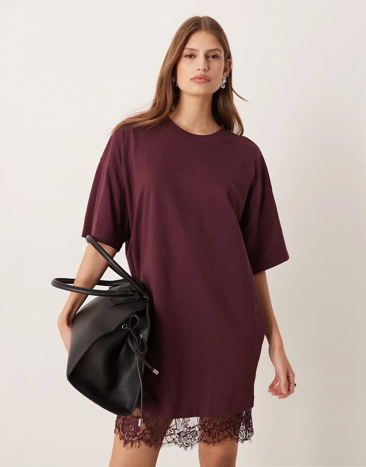 – Bordowa wykończona koronką sukienka mini oversize