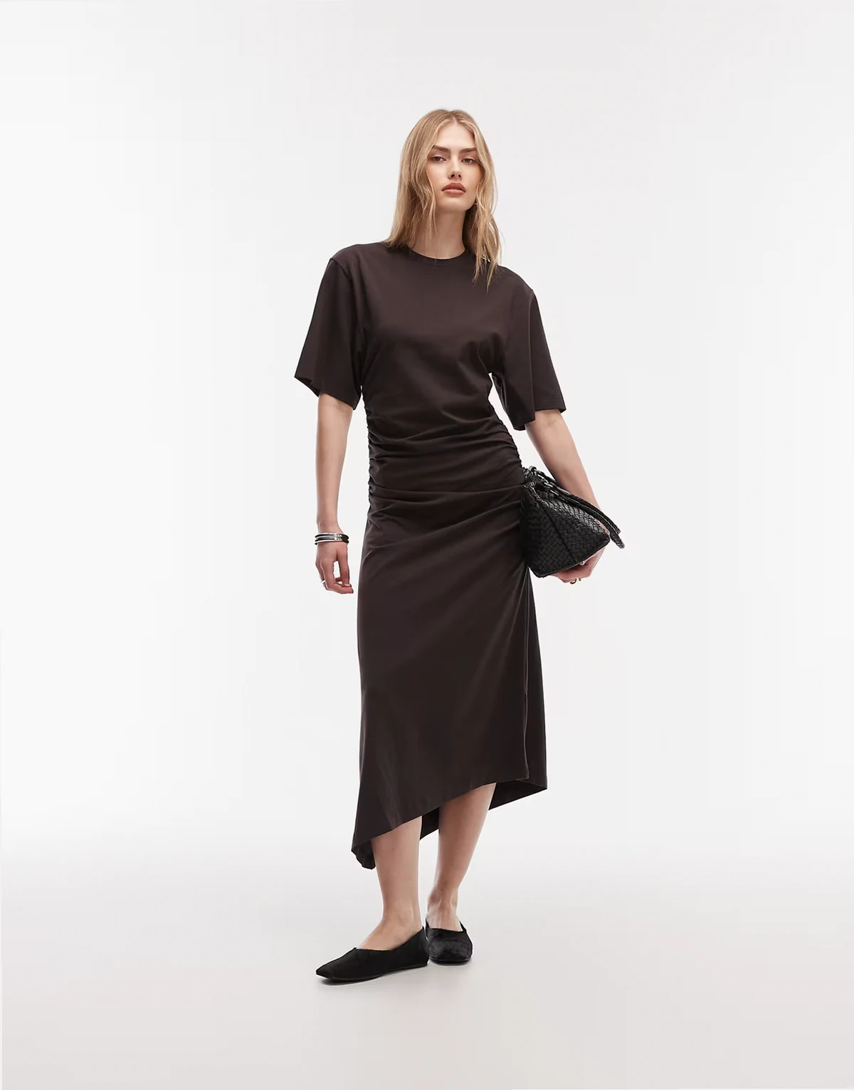 – Gerafftes Jersey-Midikleid in Schokobraun mit asymmetrischem Saum