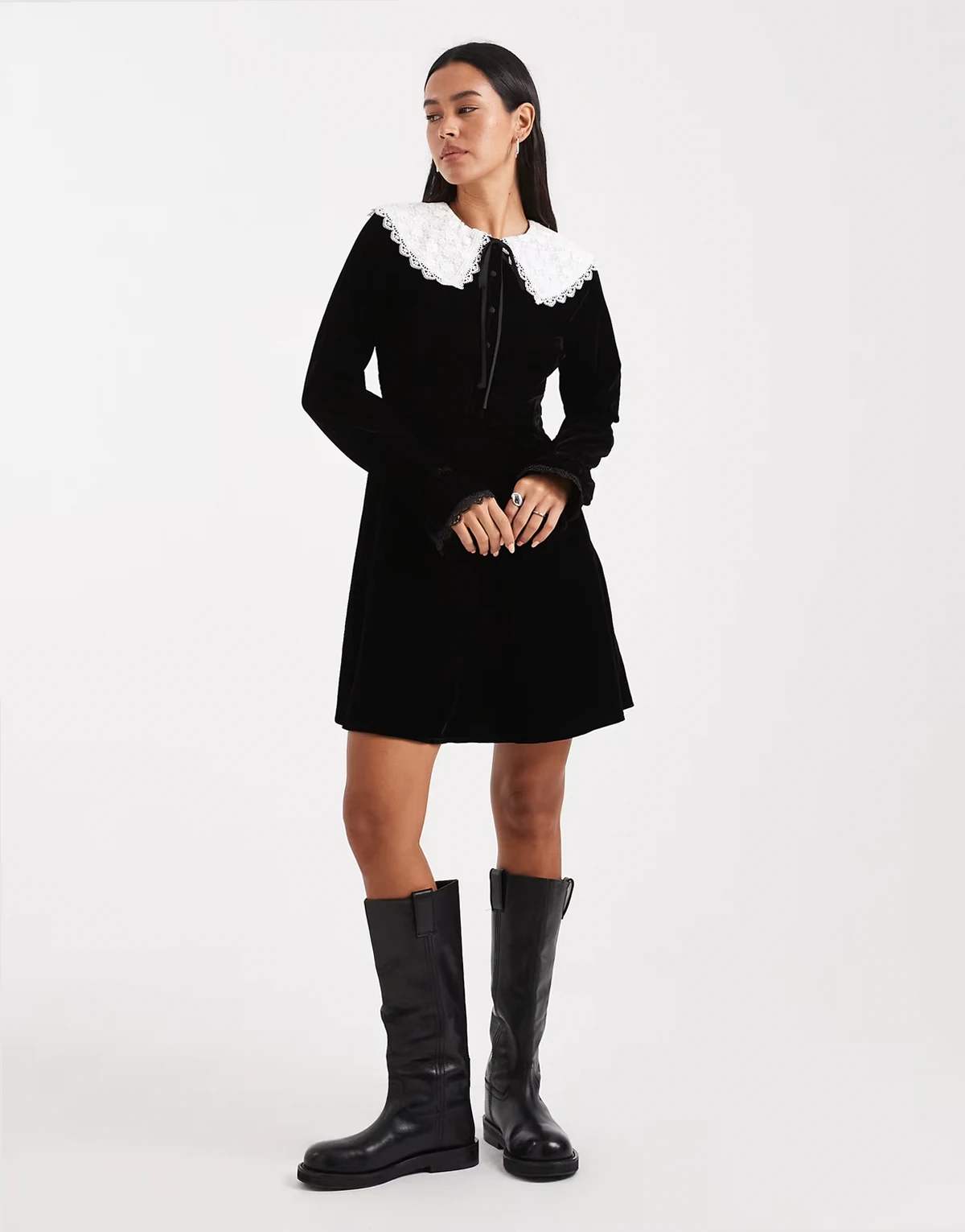 – Samt-Minikleid in Schwarz mit Kragen