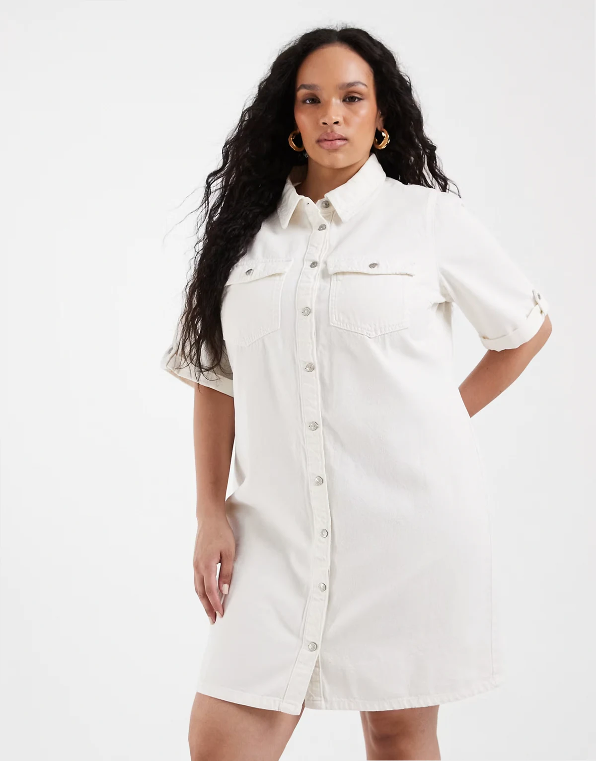 – Zapinana na guziki z przodu kremowa jeansowa sukienka mini z krótkimi rękawami