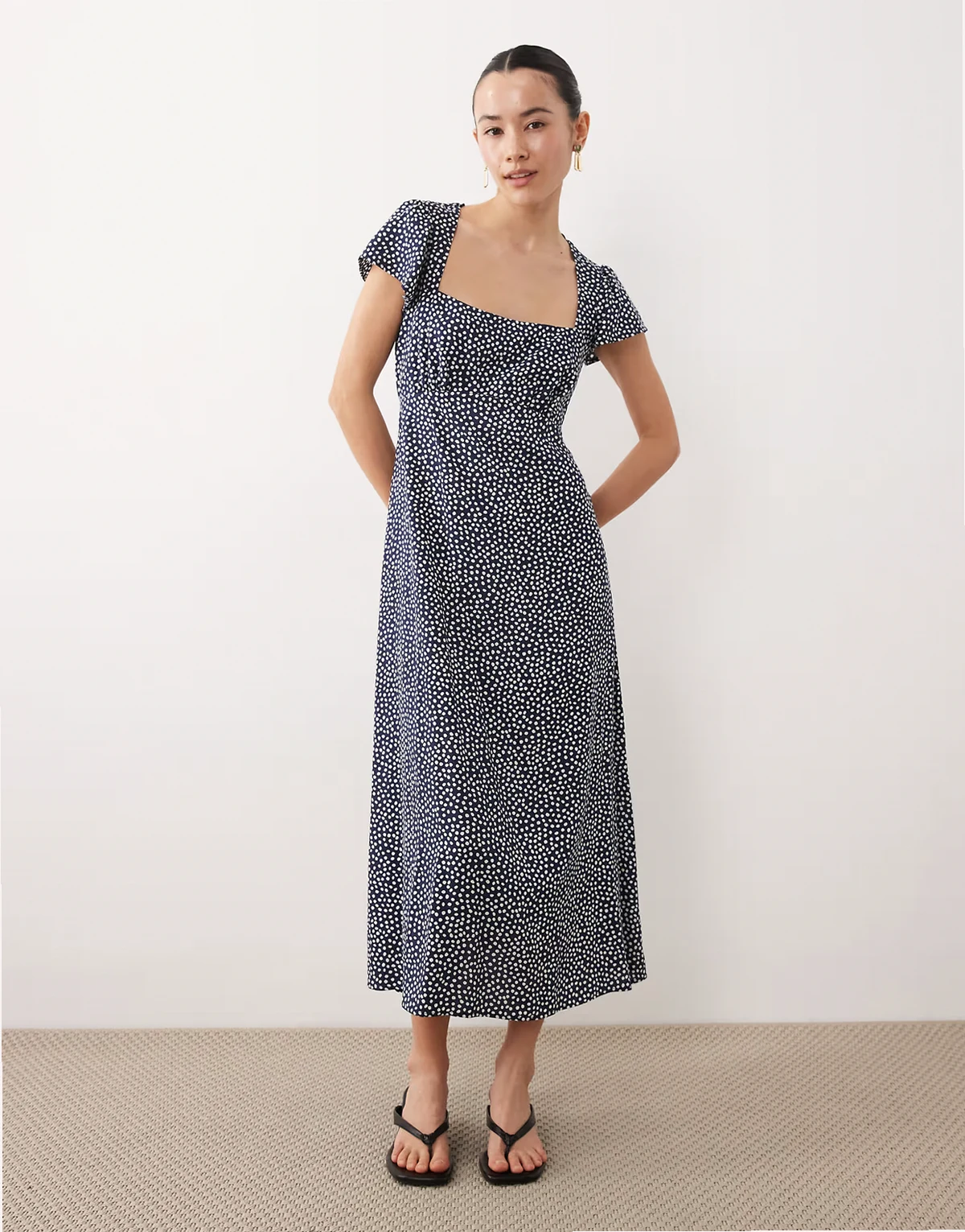 – Nora – Niebieska sukienka midi ze wzorem