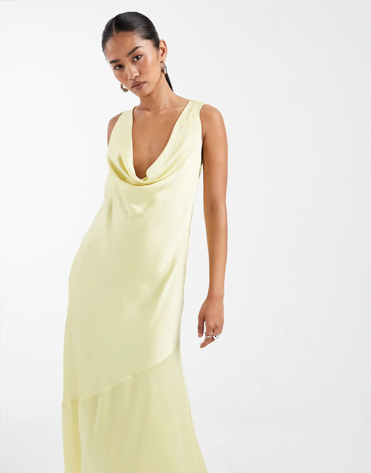 Bridesmaid – Cytrynowa satynowa sukienka maxi z drapowanym dekoltem z przodu i z tyłu