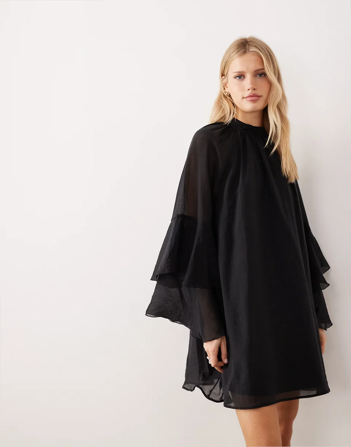 – Hochgeschlossenes Minikleid in Schwarz mit ausgestellten Ärmeln