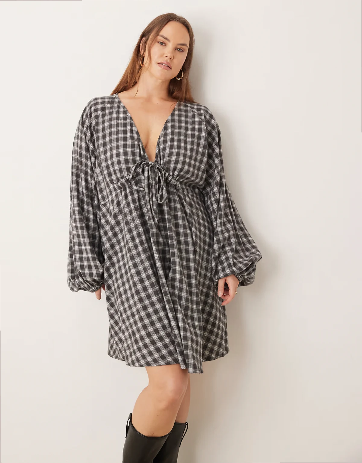 ASOS DESIGN Curve – Sukienka mini z wiązanym dekoltem w szpic i obszernymi rękawami w szarą kratkę