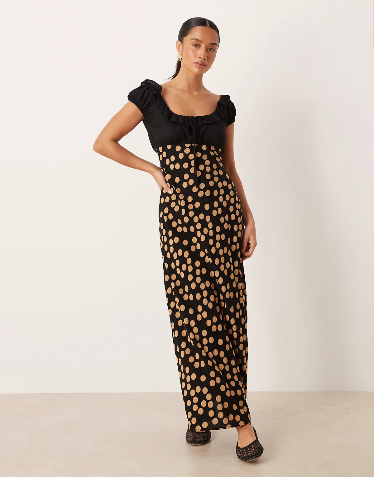 ASOS DESIGN – Petite – Maxikleid in Braun gepunktet mit U-Ausschnitt, Rüschen und Bindedetail