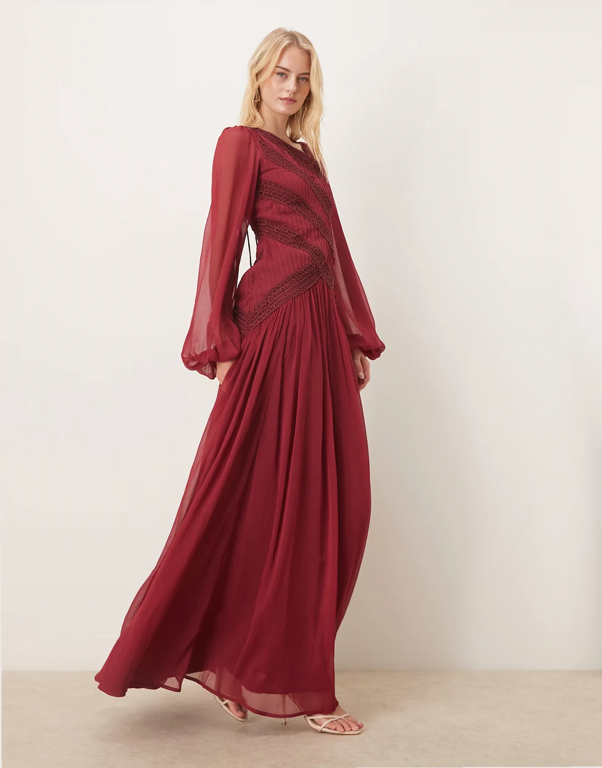ASOS DESIGN Tall – Langärmliges Maxikleid in Rot mit asymmetrischem Ausschnitt und Spitzenbesatz
