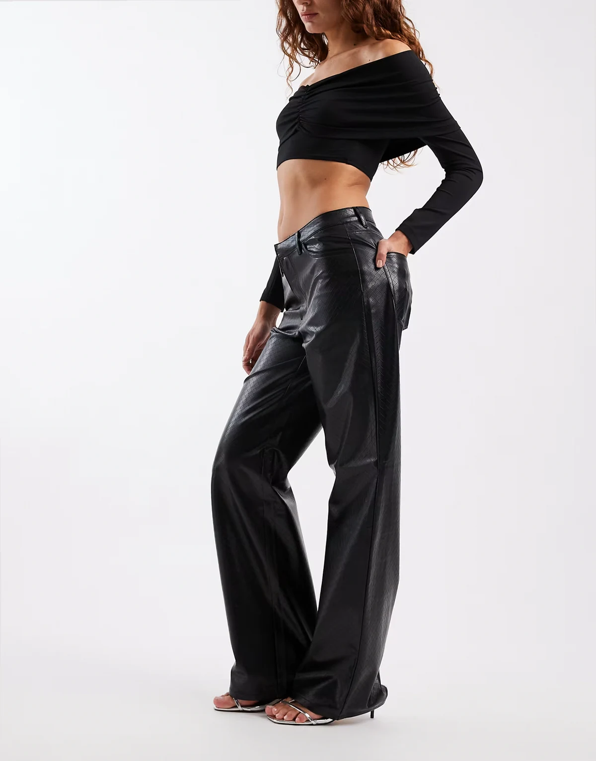 – Hose aus Kunstleder in Schwarz mit hohem Bund, weitem Bein und gewebtem Details