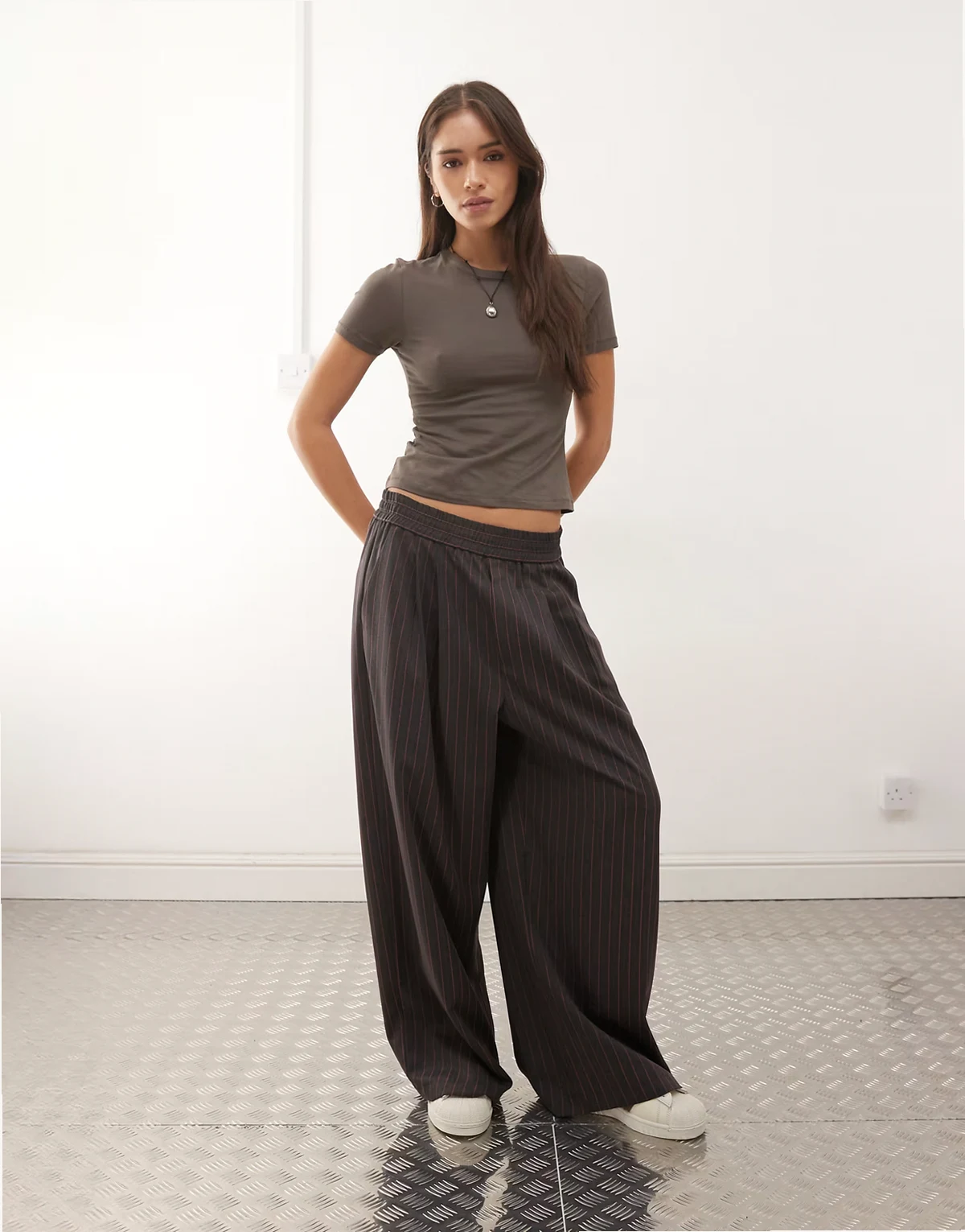 – Weit geschnittene Schlupfhose mit rosa Nadelstreifen